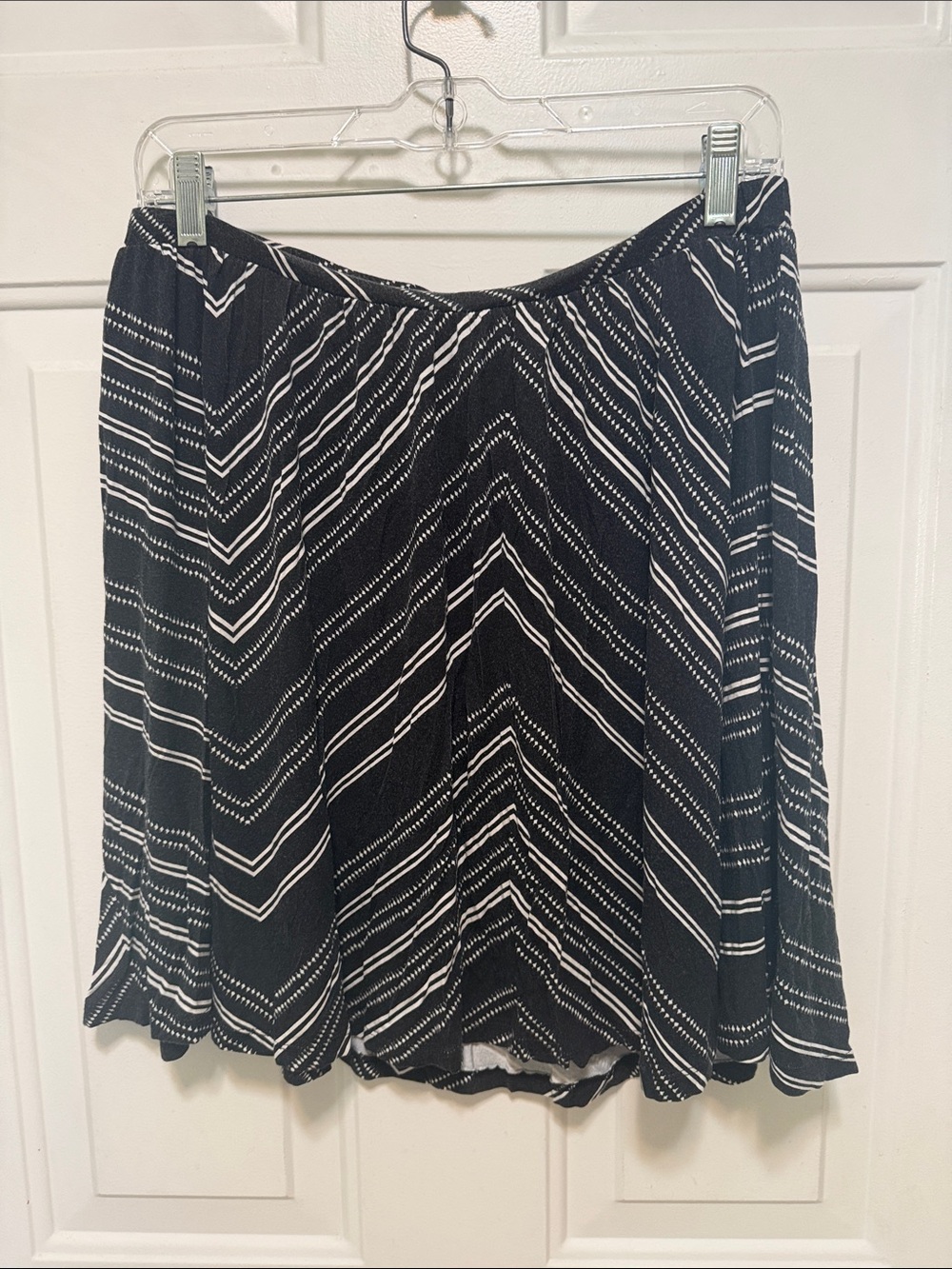 Old Navy Black & White Chevron-Stripe Skater Skirt